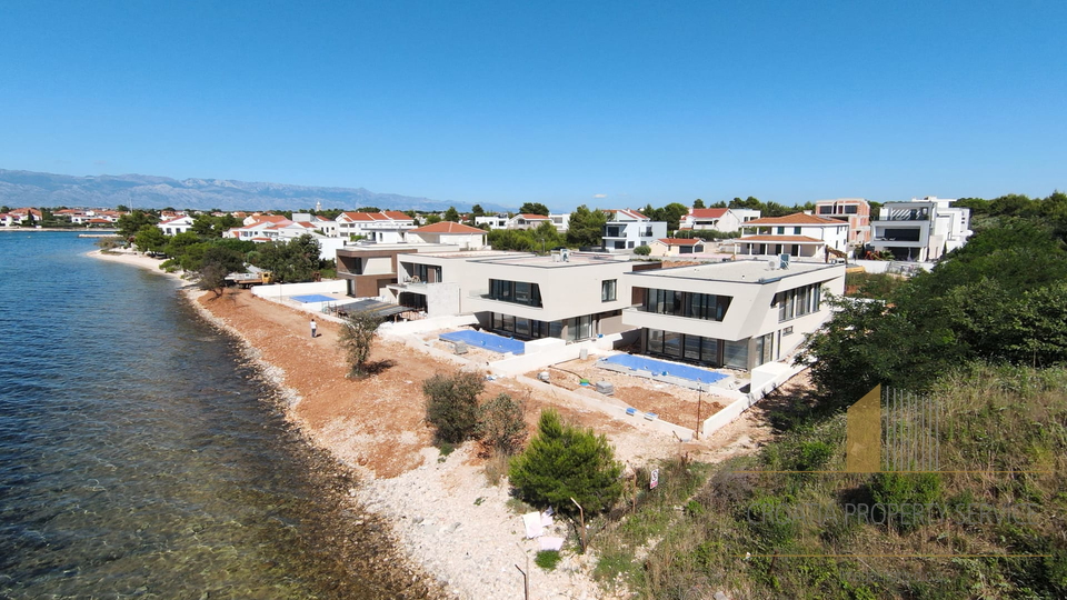 Luksuzna vila na ekskluzivni lokaciji ob plaži - Zaton!