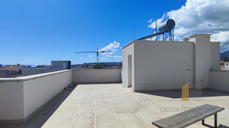 Attico di lusso con giardino e terrazza sul tetto a 500 m dal mare – Podstrana!
