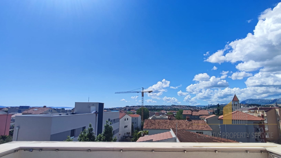 Attico di lusso con giardino e terrazza sul tetto a 500 m dal mare – Podstrana!