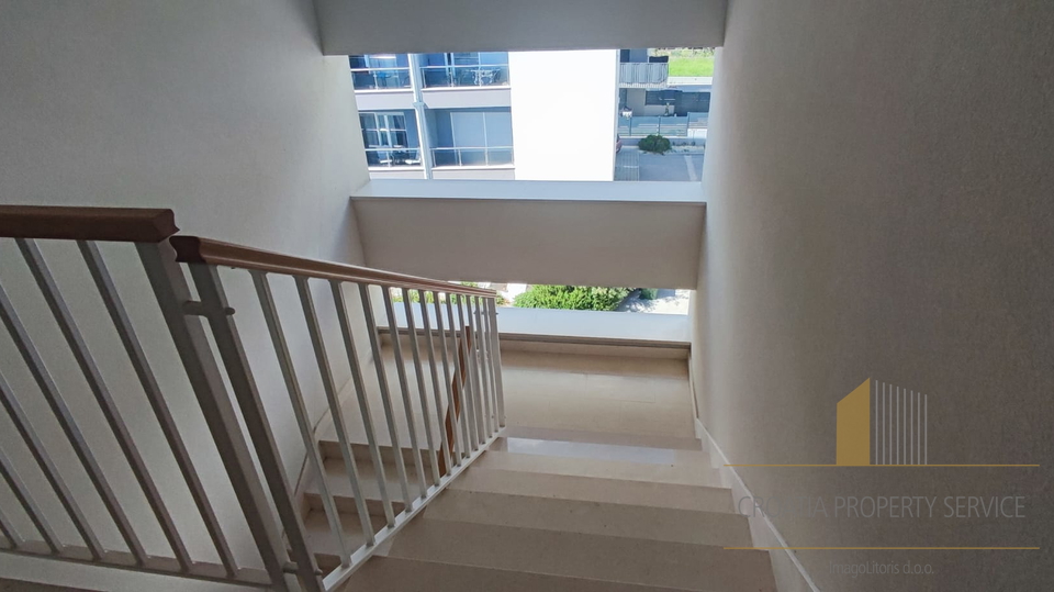 Attico di lusso con giardino e terrazza sul tetto a 500 m dal mare – Podstrana!