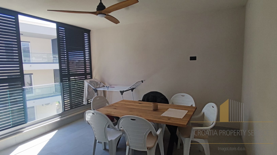 Attico di lusso con giardino e terrazza sul tetto a 500 m dal mare – Podstrana!