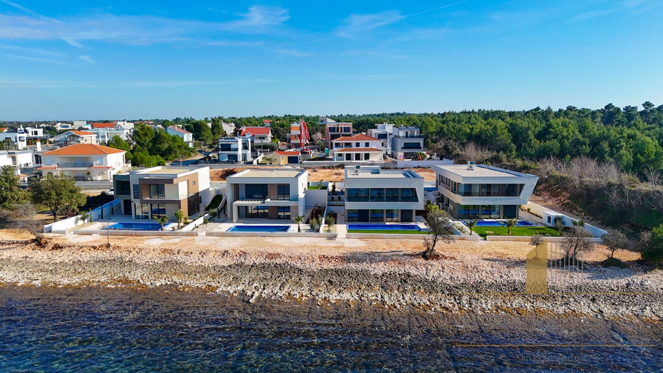 Moderna luksuzna vila na ekskluzivnoj lokaciji uz plažu - Zaton!