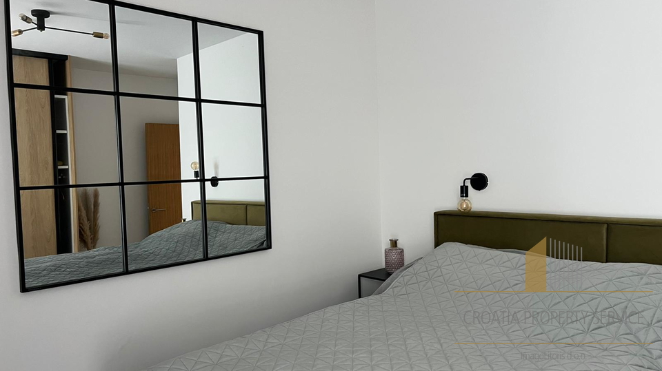 Moderan stan s vrtom u Vodicama &ndash; mirna lokacija&comma; blizina mora&excl;