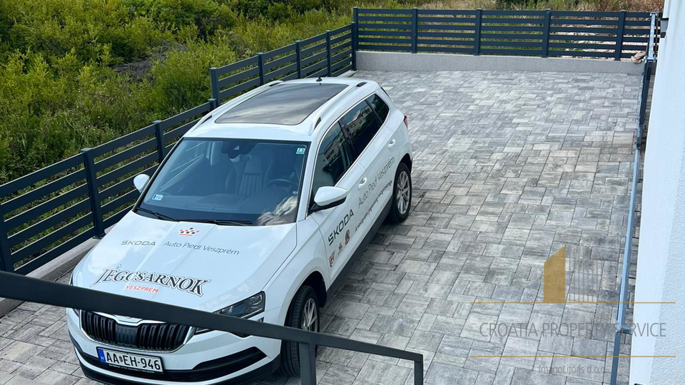 Moderan stan s vrtom u Vodicama &ndash; mirna lokacija&comma; blizina mora&excl;