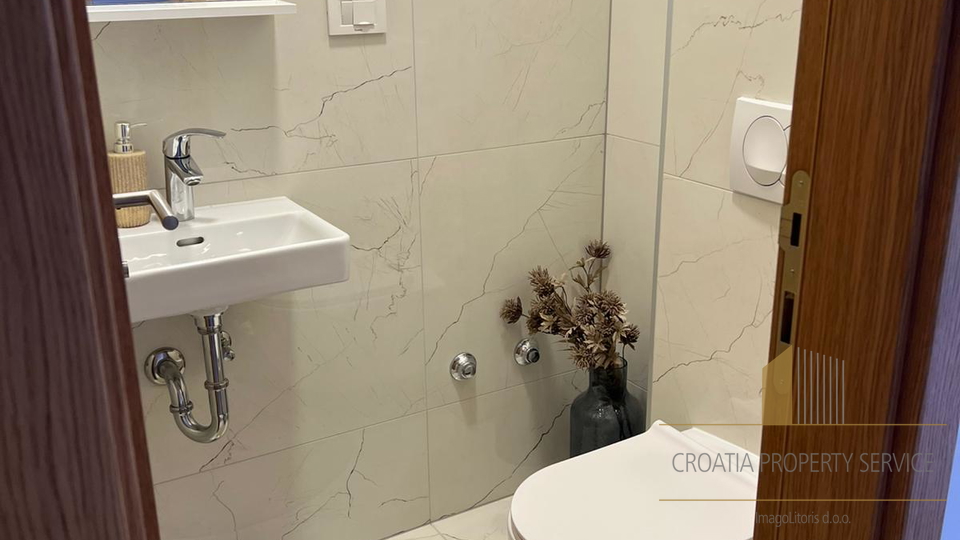 Moderan stan s vrtom u Vodicama &ndash; mirna lokacija&comma; blizina mora&excl;