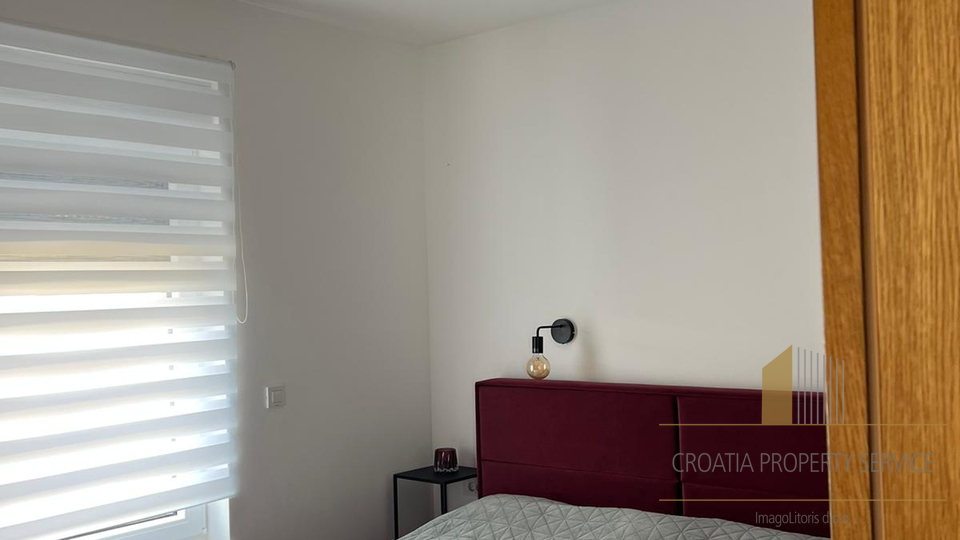 Moderan stan s vrtom u Vodicama &ndash; mirna lokacija&comma; blizina mora&excl;