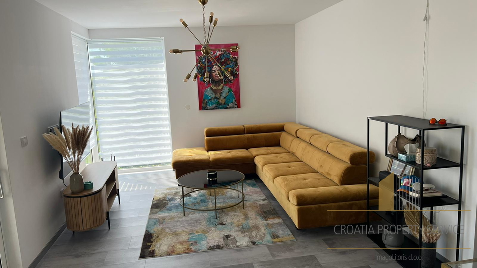 Moderan stan s vrtom u Vodicama &ndash; mirna lokacija&comma; blizina mora&excl;