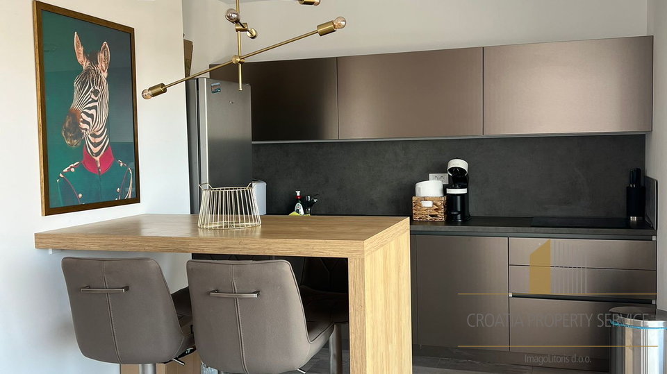 Moderan stan s vrtom u Vodicama &ndash; mirna lokacija&comma; blizina mora&excl;