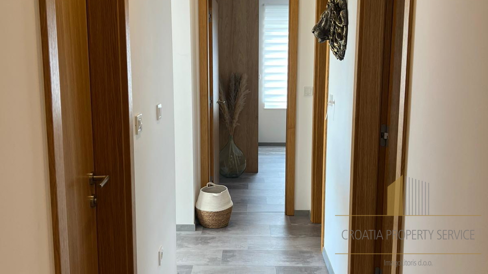 Moderan stan s vrtom u Vodicama &ndash; mirna lokacija&comma; blizina mora&excl;