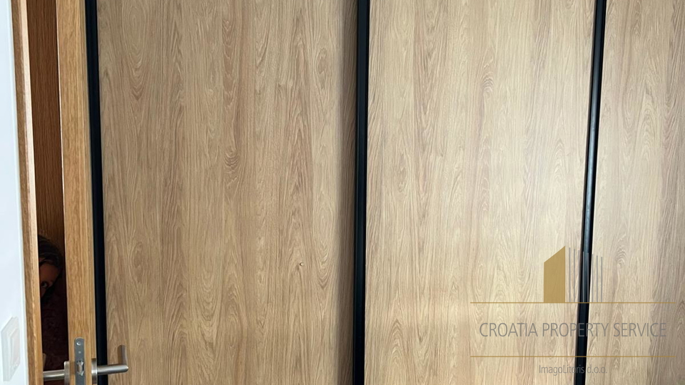 Moderan stan s vrtom u Vodicama &ndash; mirna lokacija&comma; blizina mora&excl;