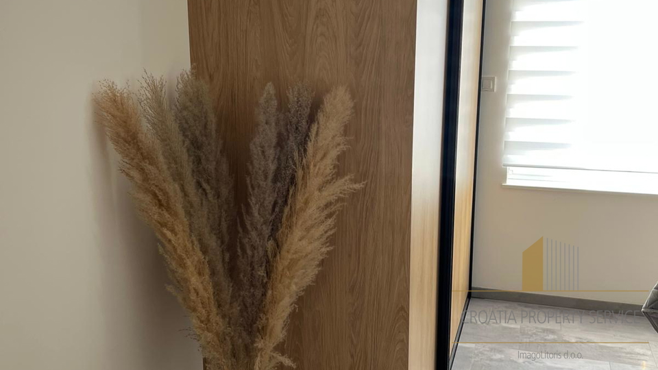 Moderan stan s vrtom u Vodicama &ndash; mirna lokacija&comma; blizina mora&excl;