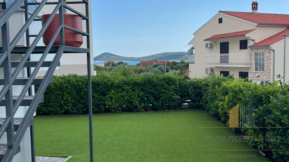 Moderan stan s vrtom u Vodicama &ndash; mirna lokacija&comma; blizina mora&excl;