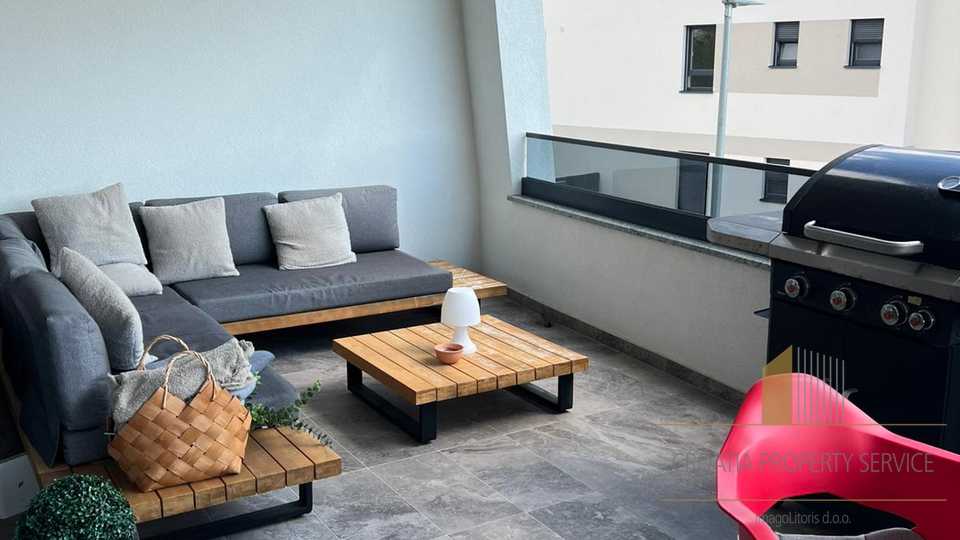 Moderan stan s vrtom u Vodicama &ndash; mirna lokacija&comma; blizina mora&excl;