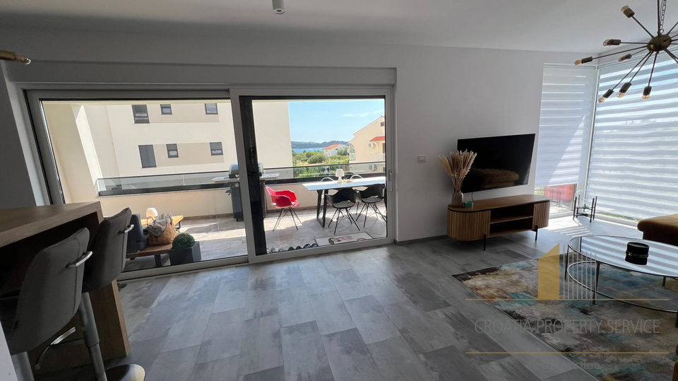 Moderan stan s vrtom u Vodicama &ndash; mirna lokacija&comma; blizina mora&excl;