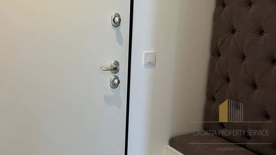 Moderan stan s vrtom u Vodicama &ndash; mirna lokacija&comma; blizina mora&excl;