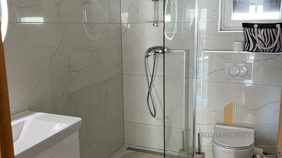 Moderan stan s vrtom u Vodicama &ndash; mirna lokacija&comma; blizina mora&excl;