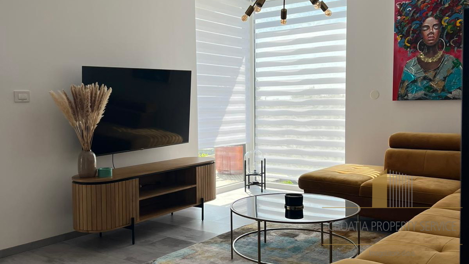 Moderan stan s vrtom u Vodicama &ndash; mirna lokacija&comma; blizina mora&excl;