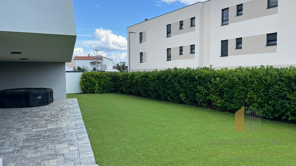 Moderan stan s vrtom u Vodicama &ndash; mirna lokacija&comma; blizina mora&excl;