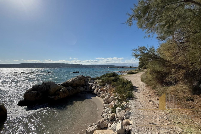 Exclusive land in the first row by the sea near Split!