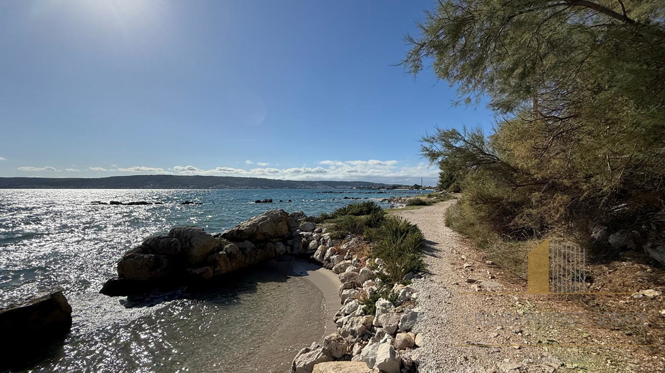 Exclusive land in the first row by the sea near Split&excl;