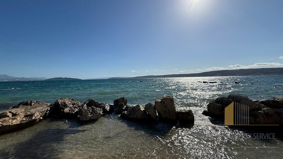 Exclusive land in the first row by the sea near Split&excl;