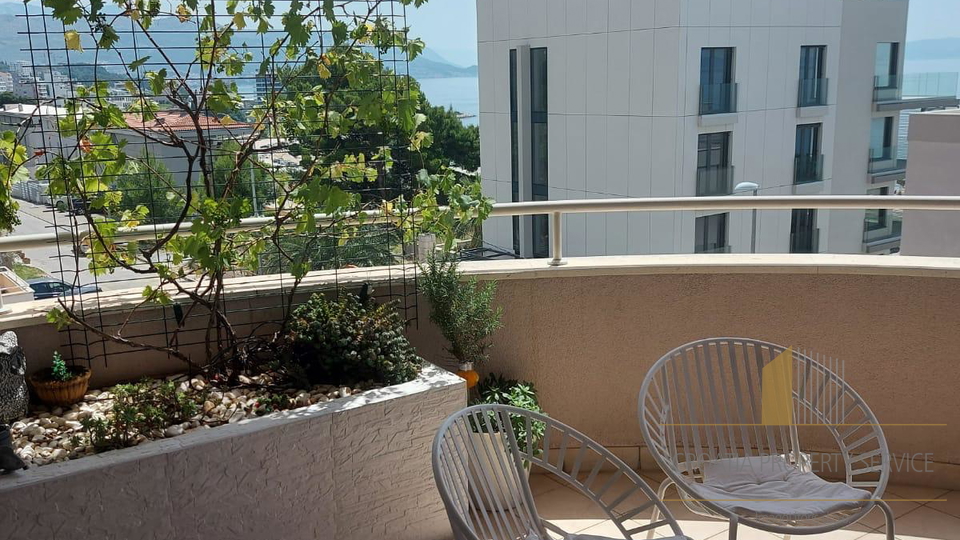 Elegantan stan s pogledom na more  - 300 m od pla&zcaron;e &Zcaron;njan&comma; Split&excl;