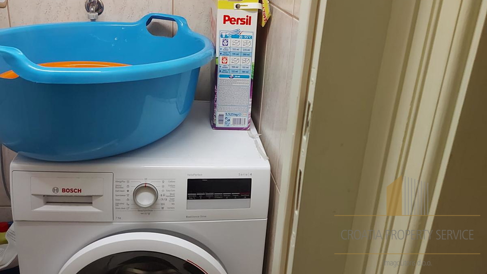 Elegantan stan s pogledom na more  - 300 m od pla&zcaron;e &Zcaron;njan&comma; Split&excl;