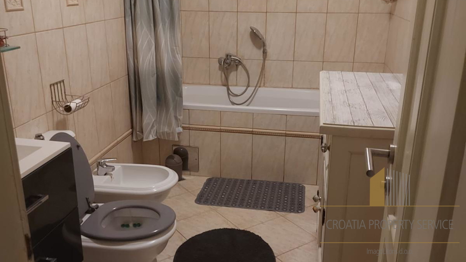 Elegantan stan s pogledom na more  - 300 m od pla&zcaron;e &Zcaron;njan&comma; Split&excl;