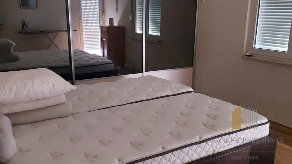 Elegantan stan s pogledom na more  - 300 m od pla&zcaron;e &Zcaron;njan&comma; Split&excl;