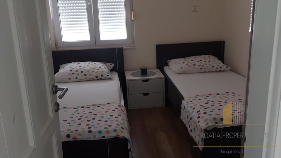 Elegantan stan s pogledom na more  - 300 m od pla&zcaron;e &Zcaron;njan&comma; Split&excl;