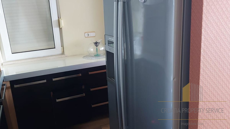 Elegantan stan s pogledom na more  - 300 m od pla&zcaron;e &Zcaron;njan&comma; Split&excl;