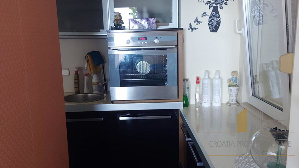 Elegantan stan s pogledom na more  - 300 m od pla&zcaron;e &Zcaron;njan&comma; Split&excl;