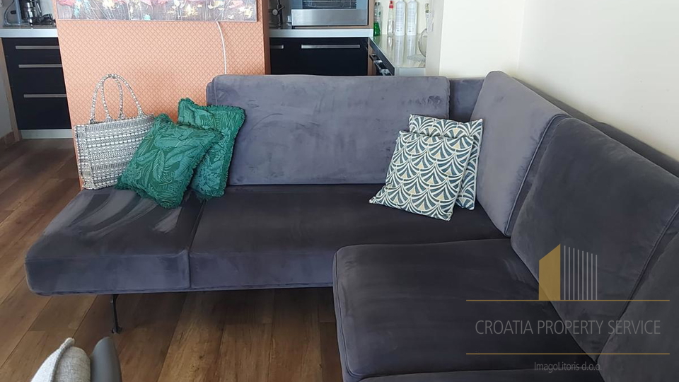 Elegantan stan s pogledom na more  - 300 m od pla&zcaron;e &Zcaron;njan&comma; Split&excl;