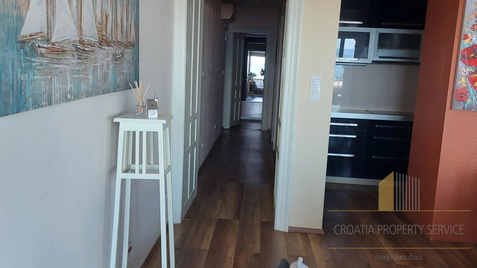 Elegantan stan s pogledom na more  - 300 m od pla&zcaron;e &Zcaron;njan&comma; Split&excl;