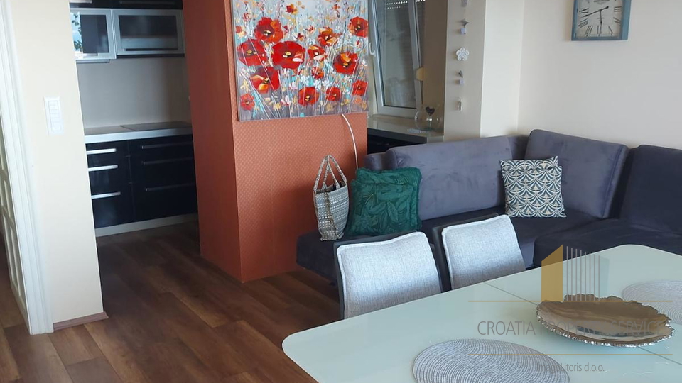 Elegantan stan s pogledom na more  - 300 m od pla&zcaron;e &Zcaron;njan&comma; Split&excl;