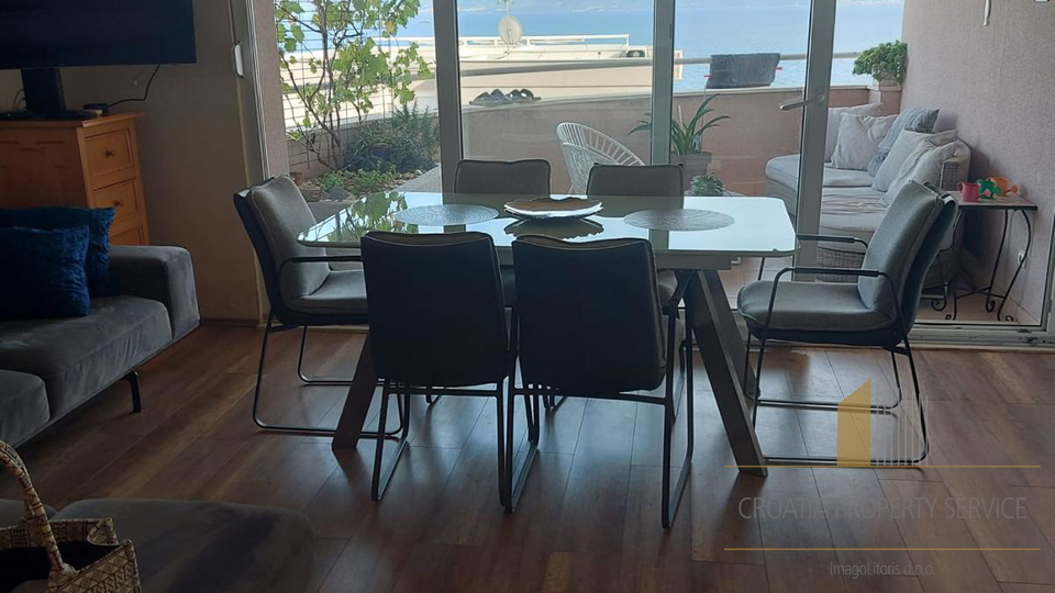 Elegantan stan s pogledom na more  - 300 m od pla&zcaron;e &Zcaron;njan&comma; Split&excl;