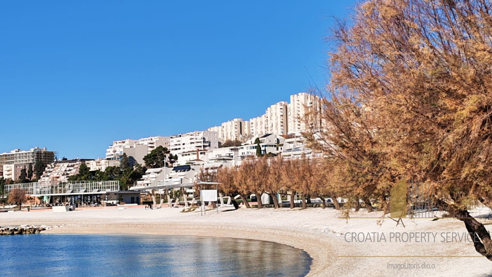 Elegantan stan s pogledom na more  - 300 m od pla&zcaron;e &Zcaron;njan&comma; Split&excl;