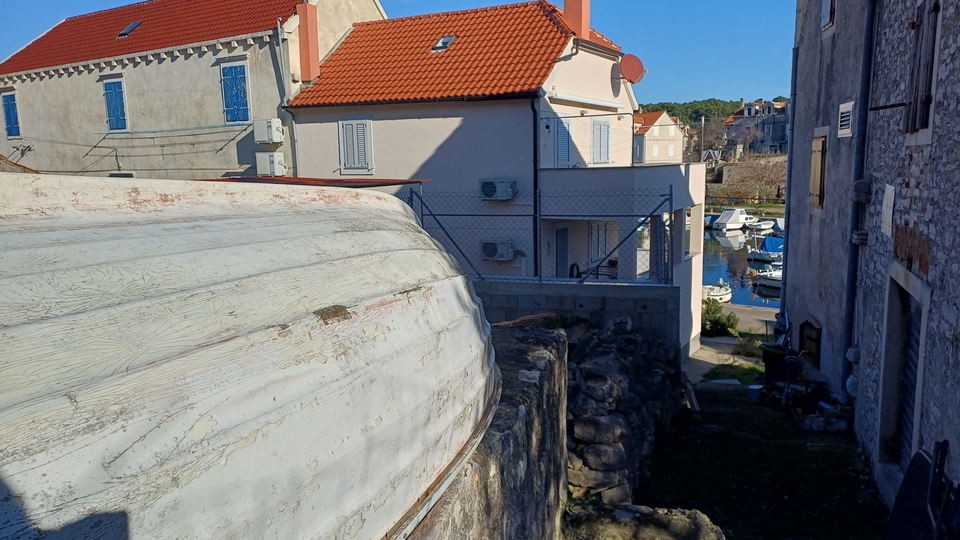 Steinhaus zur Renovierung in ausgezeichneter Lage&comma; zweite Reihe zum Meer &ndash; Insel Zlarin&excl;