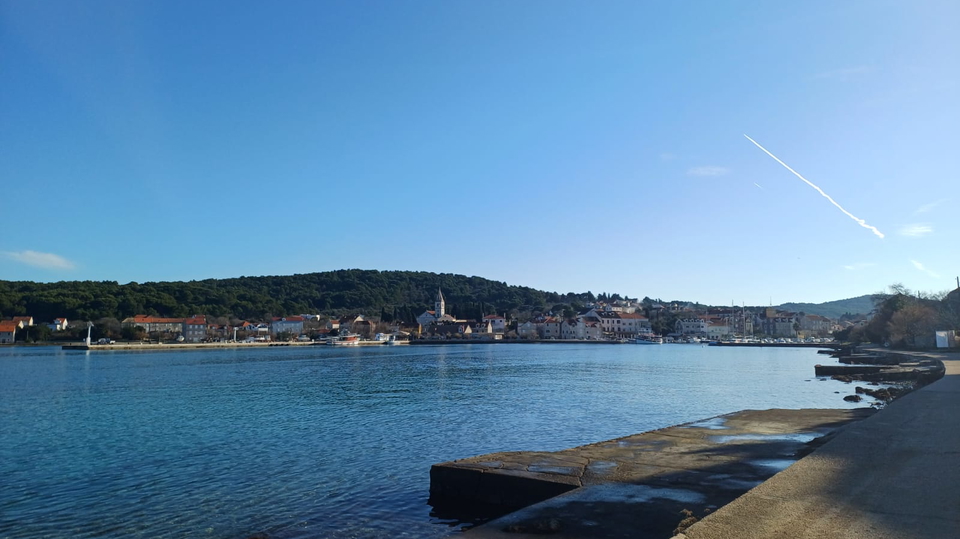 Steinhaus zur Renovierung in ausgezeichneter Lage&comma; zweite Reihe zum Meer &ndash; Insel Zlarin&excl;