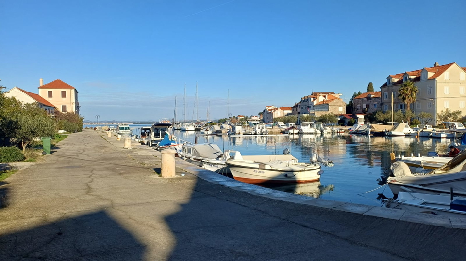 Steinhaus zur Renovierung in ausgezeichneter Lage&comma; zweite Reihe zum Meer &ndash; Insel Zlarin&excl;