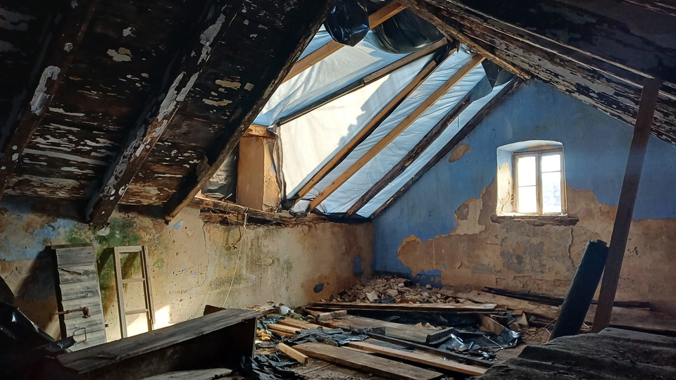 Steinhaus zur Renovierung in ausgezeichneter Lage&comma; zweite Reihe zum Meer &ndash; Insel Zlarin&excl;