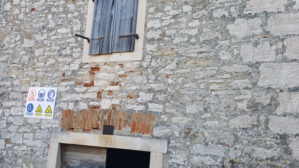 Steinhaus zur Renovierung in ausgezeichneter Lage&comma; zweite Reihe zum Meer &ndash; Insel Zlarin&excl;