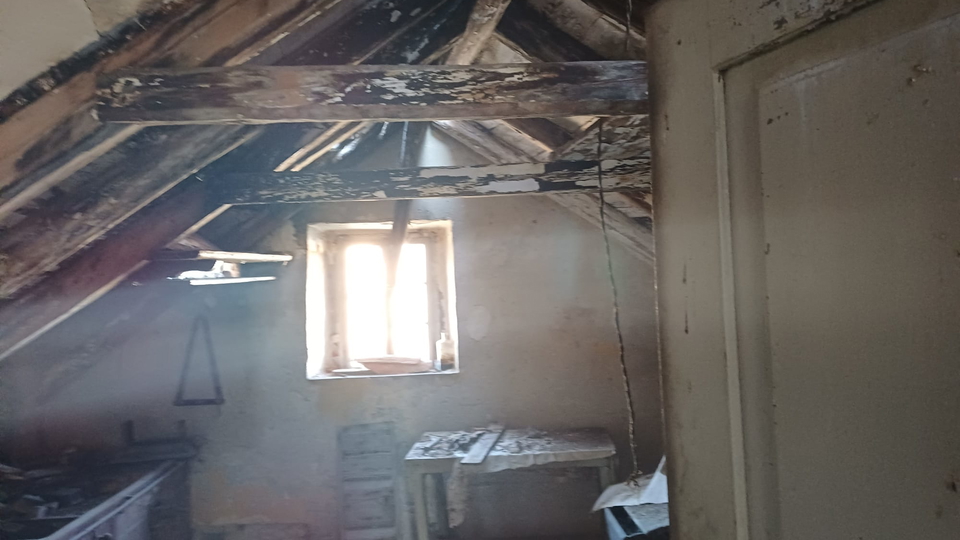 Steinhaus zur Renovierung in ausgezeichneter Lage&comma; zweite Reihe zum Meer &ndash; Insel Zlarin&excl;