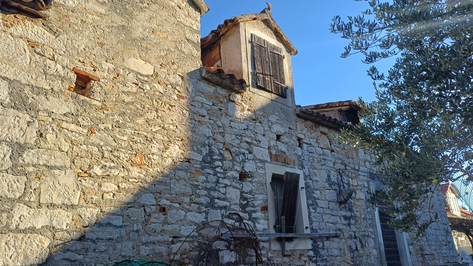 Steinhaus zur Renovierung in ausgezeichneter Lage&comma; zweite Reihe zum Meer &ndash; Insel Zlarin&excl;