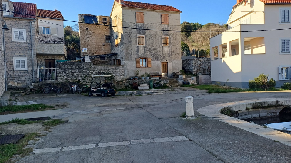 Steinhaus zur Renovierung in ausgezeichneter Lage&comma; zweite Reihe zum Meer &ndash; Insel Zlarin&excl;