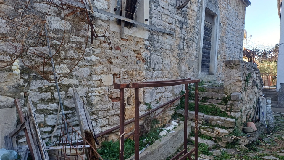 Steinhaus zur Renovierung in ausgezeichneter Lage&comma; zweite Reihe zum Meer &ndash; Insel Zlarin&excl;