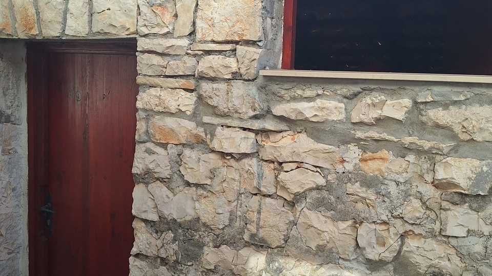 Prekrasna kamena ku&cacute;a 200 m od mora na Drveniku&excl;