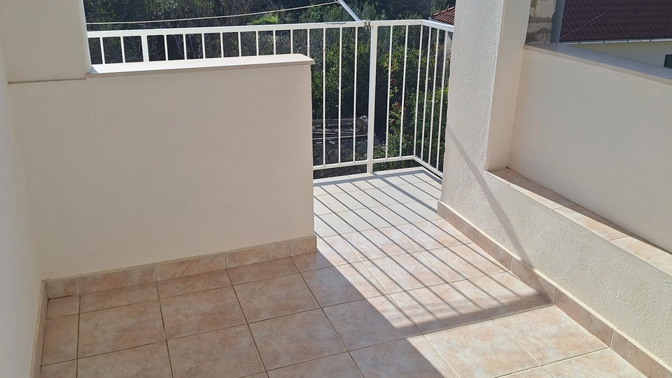 Prekrasna kamena ku&cacute;a 200 m od mora na Drveniku&excl;