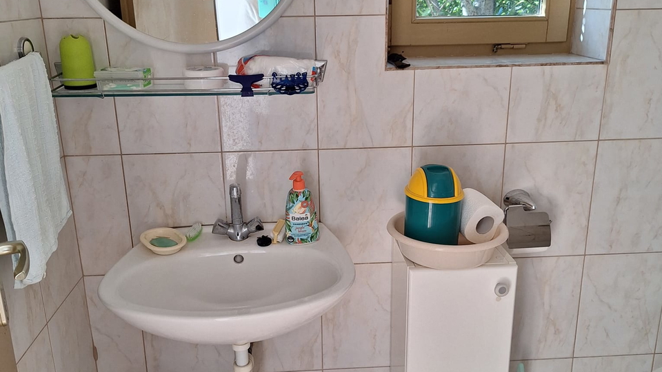 Prekrasna kamena ku&cacute;a 200 m od mora na Drveniku&excl;