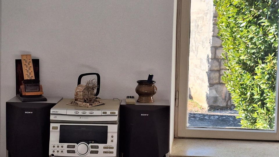 Prekrasna kamena ku&cacute;a 200 m od mora na Drveniku&excl;